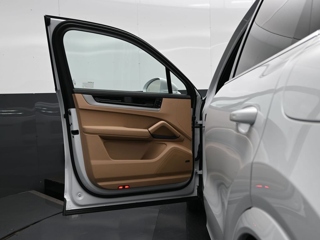 Certified 2025 Porsche Cayenne E-Hybrid AWD/4WD image 8