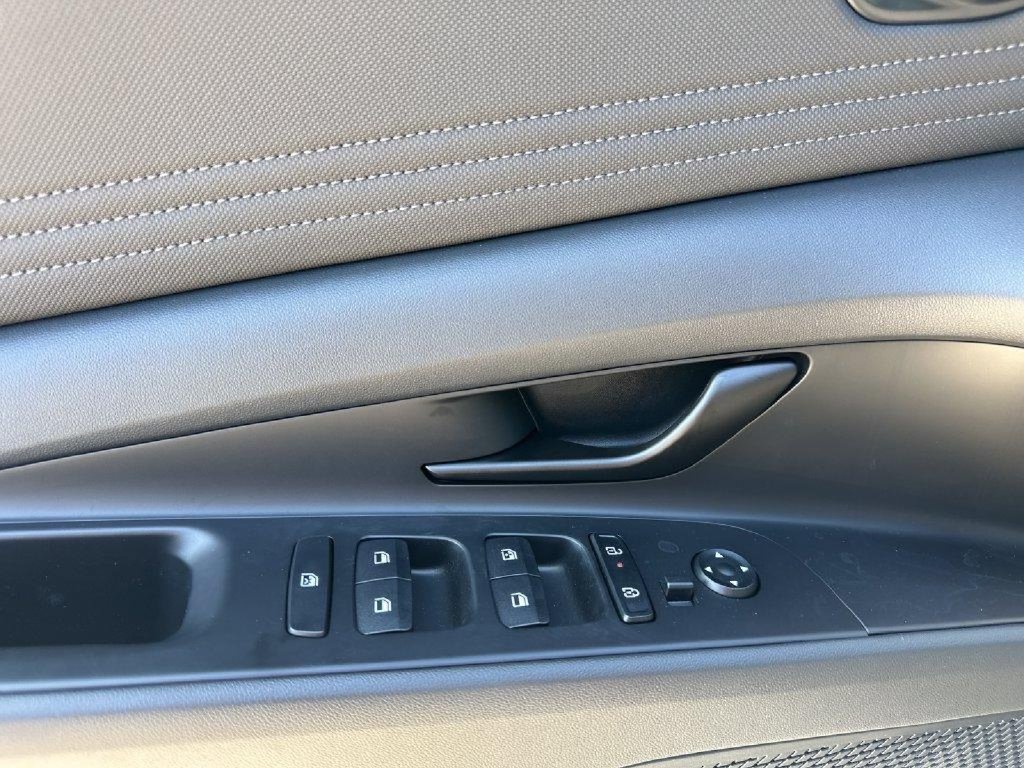 New 2026 Hyundai Elantra SEL Sport FWD image 19
