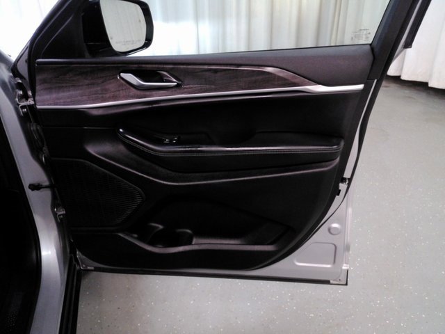 Used 2024 Jeep Grand Cherokee L Limited w/ Luxury Tech Group II image 30