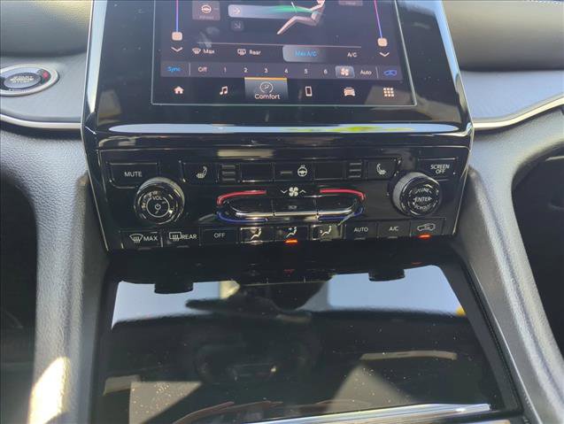 New 2025 Jeep Grand Cherokee Altitude image 11