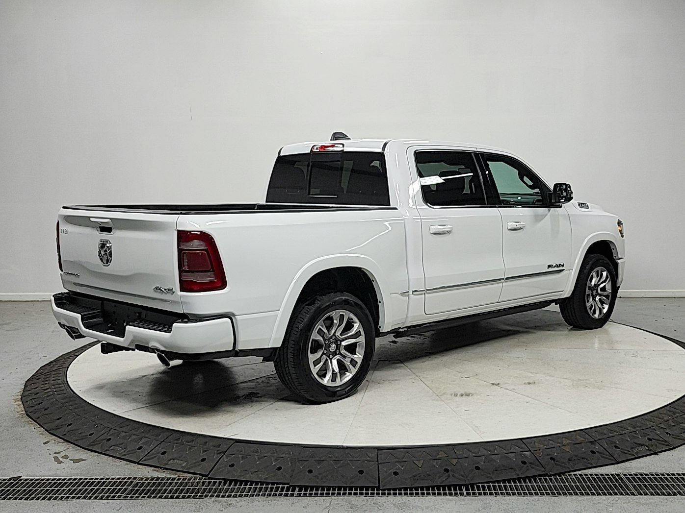Used 2023 RAM 1500 Limited w/ Body Color Bumper Group AWD/4WD image 7