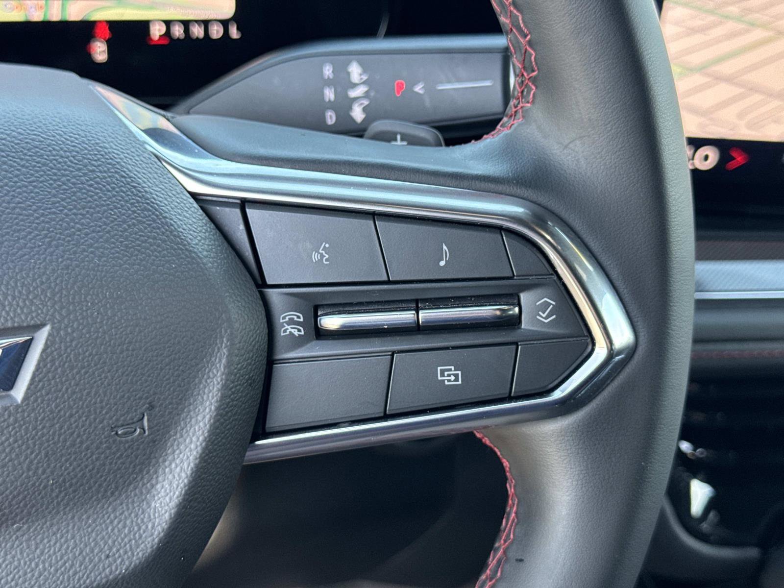 Used 2025 Chevrolet Suburban RST image 12