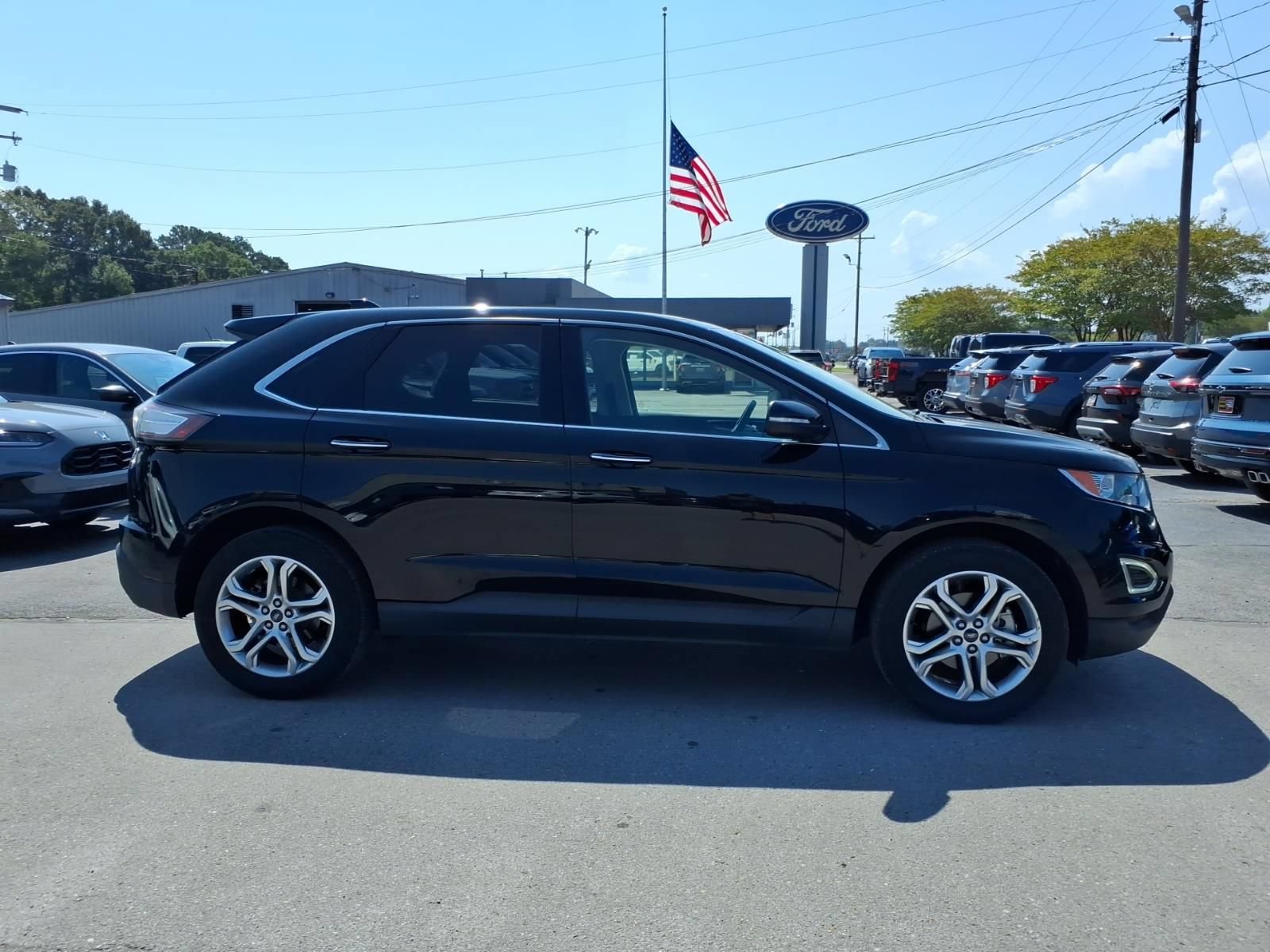 Used 2017 Ford Edge Titanium w/ Equipment Group 301A FWD image 5