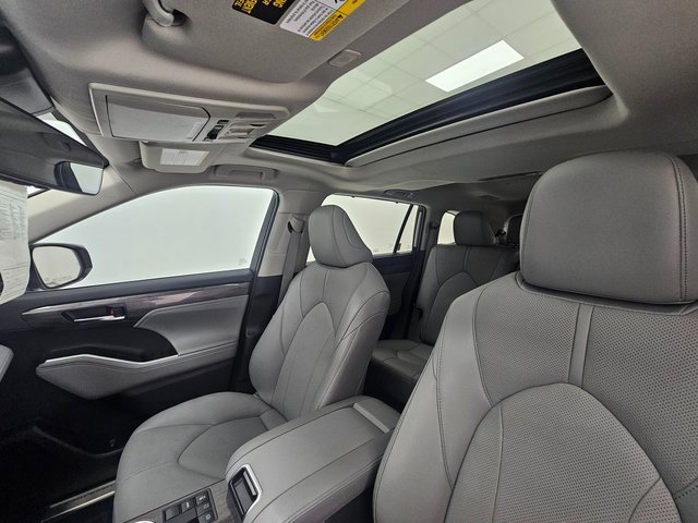 Used 2024 Toyota Highlander Limited image 9