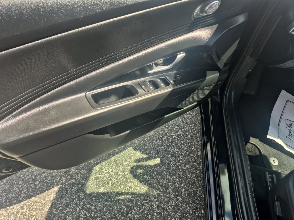 Used 2022 Hyundai Elantra Limited FWD image 16