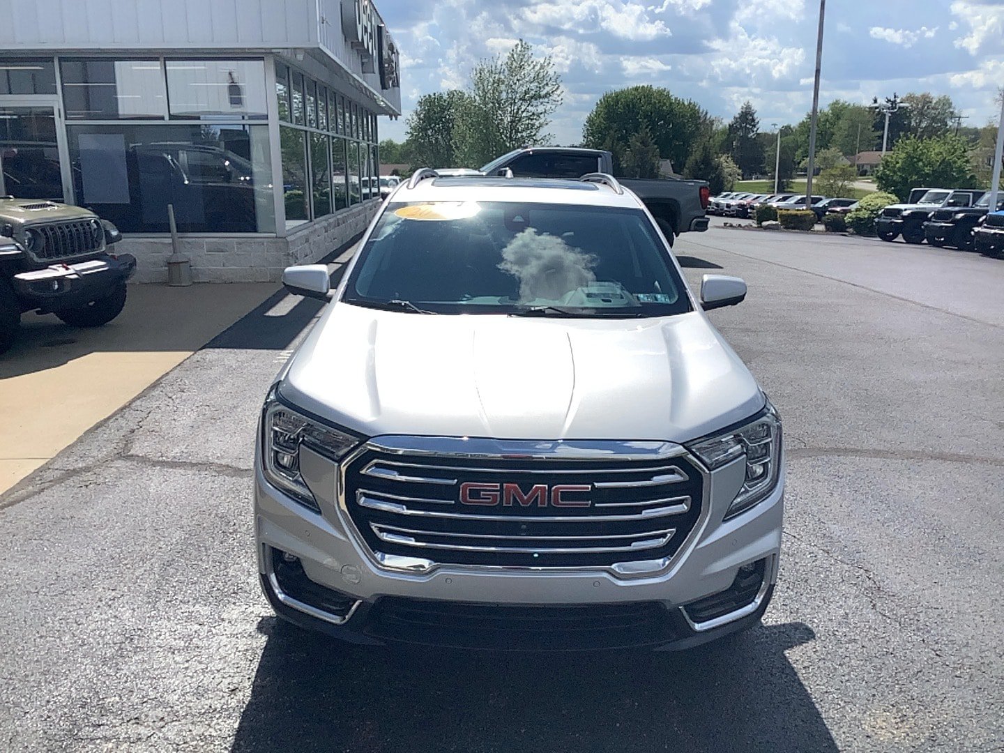 Used 2022 GMC Terrain SLT w/ Infotainment Package II AWD/4WD image 2