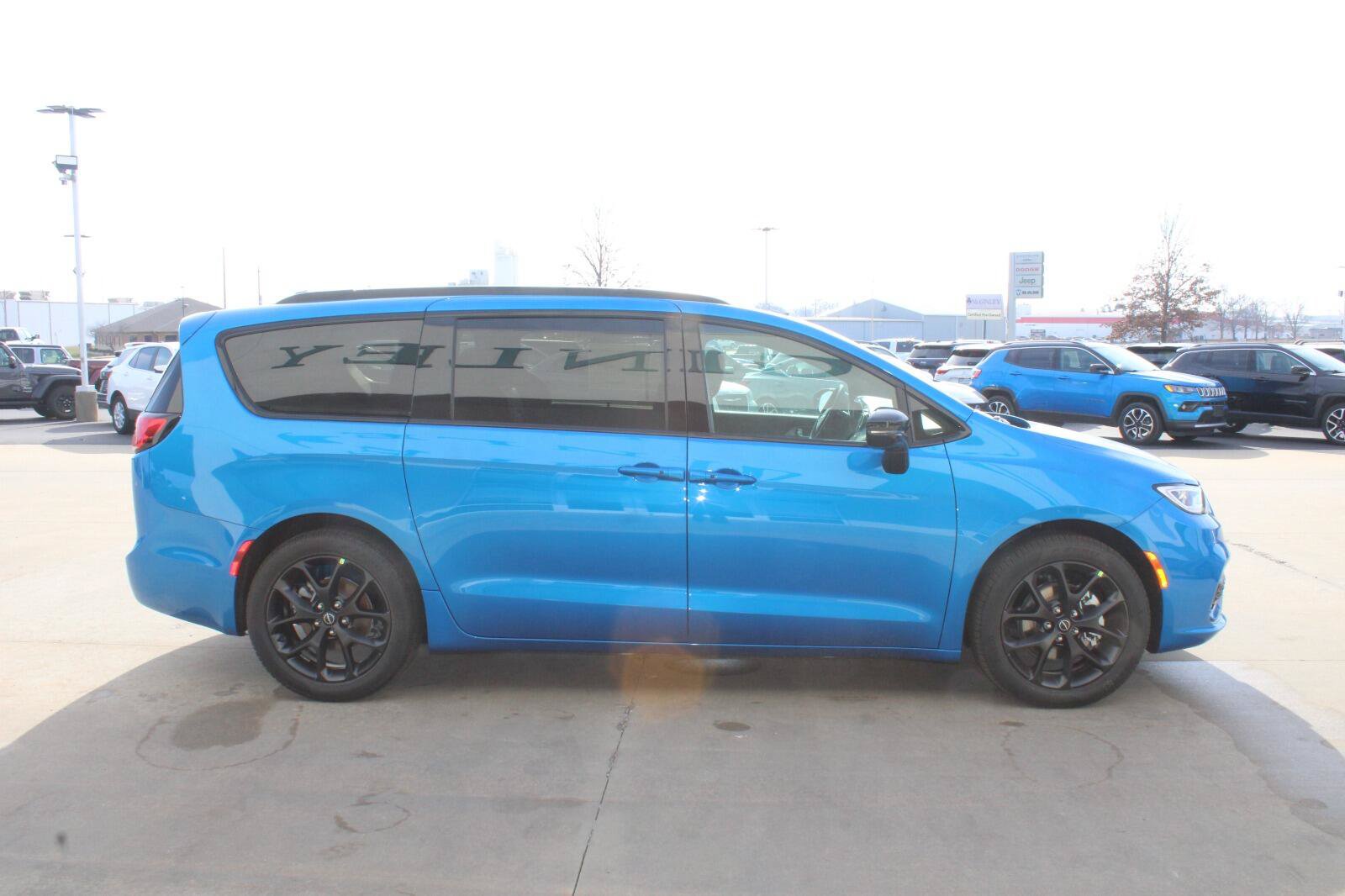 New 2026 Chrysler Pacifica Select w/ S Appearance Package FWD image 6