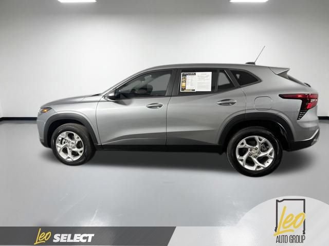 Used 2024 Chevrolet Trax LS w/ LS Convenience Package FWD image 2