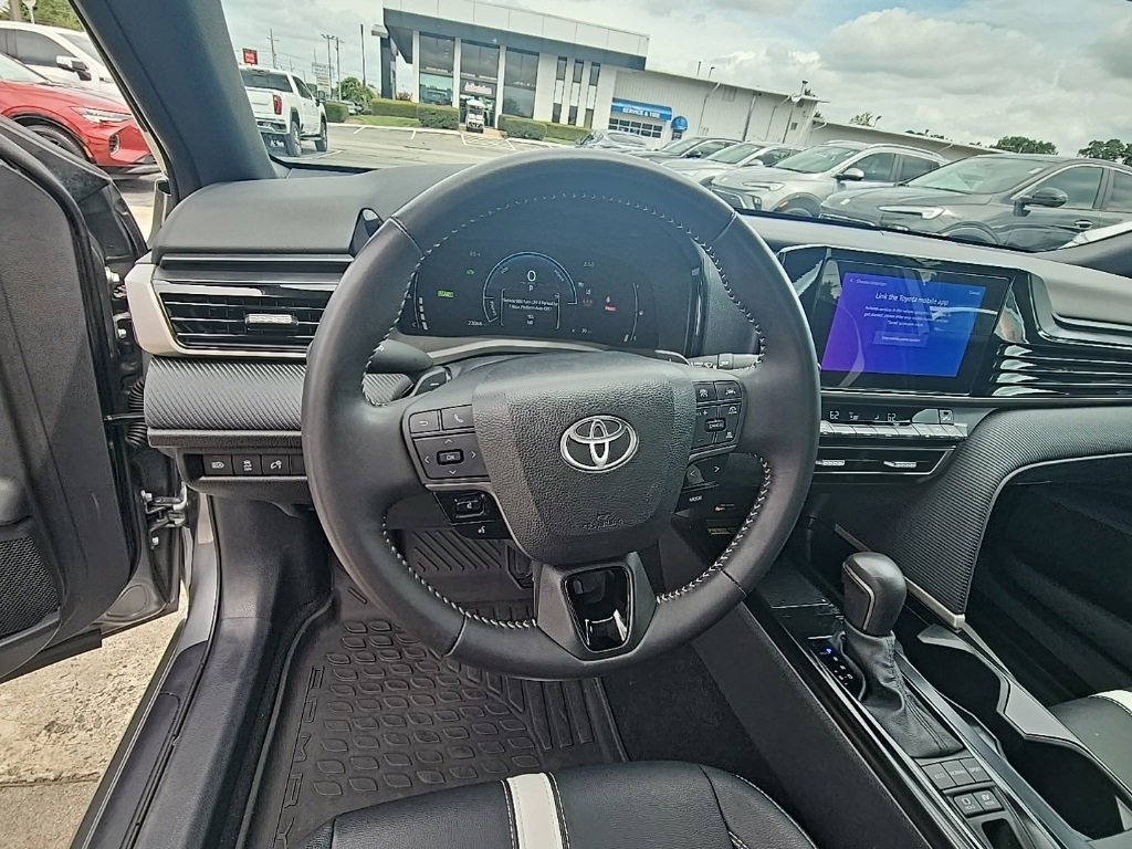 Used 2025 Toyota Camry SE image 15