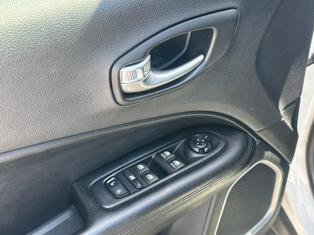 Used 2018 Jeep Compass Latitude w/ Popular Equipment Group AWD/4WD image 10