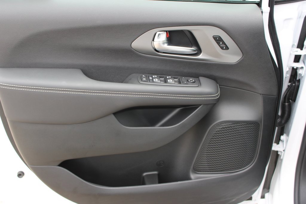 New 2026 Chrysler Pacifica Select image 9