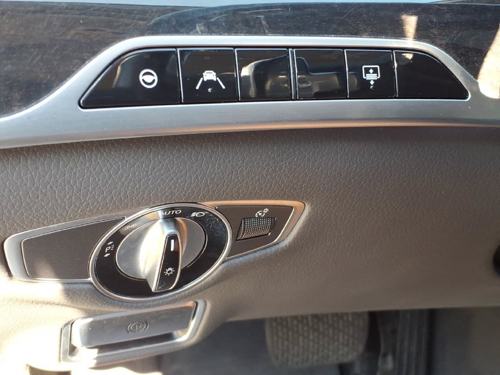 Used 2020 Mercedes-Benz S 560 4MATIC Sedan image 23