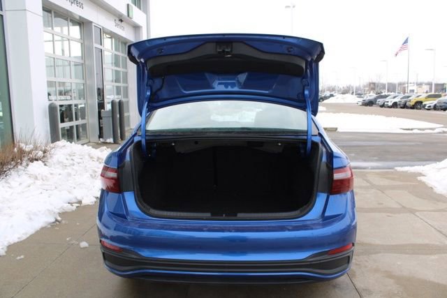 Used 2024 Volkswagen Jetta SE image 8