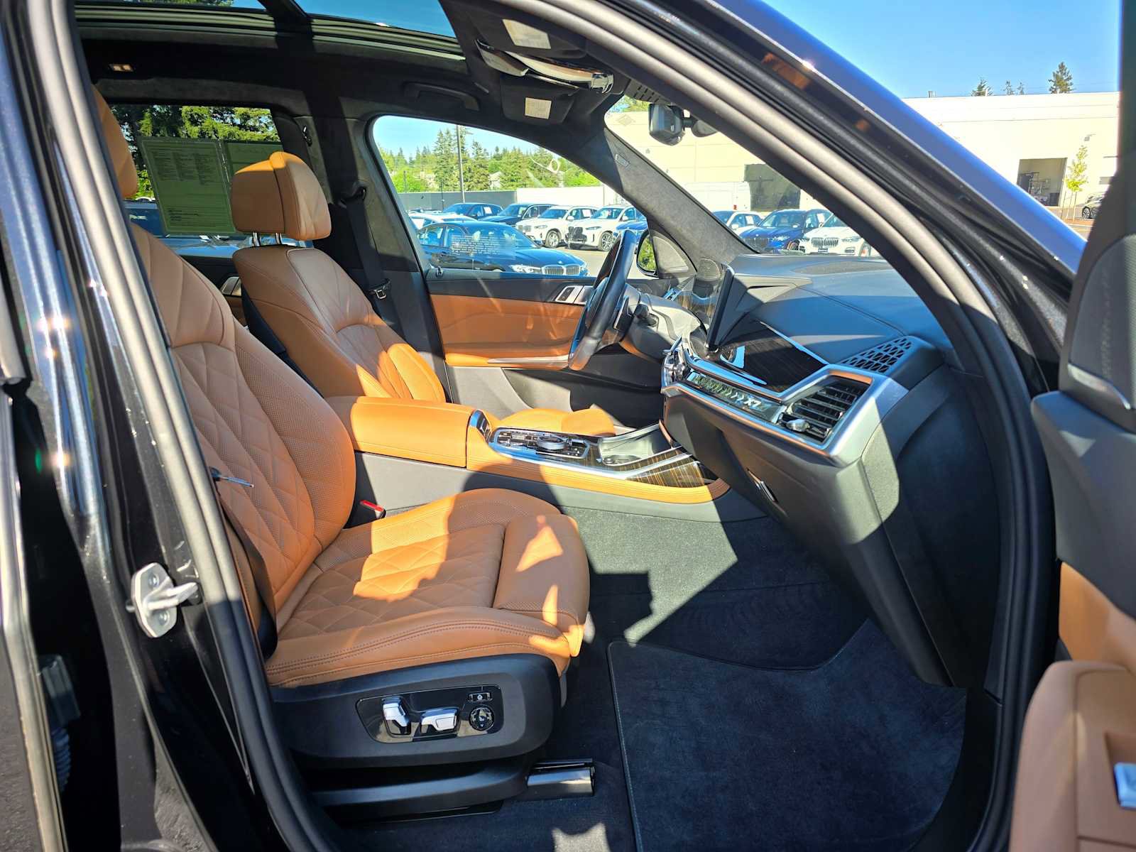 Used 2024 BMW X7 xDrive40i w/ M Sport Package AWD/4WD image 11