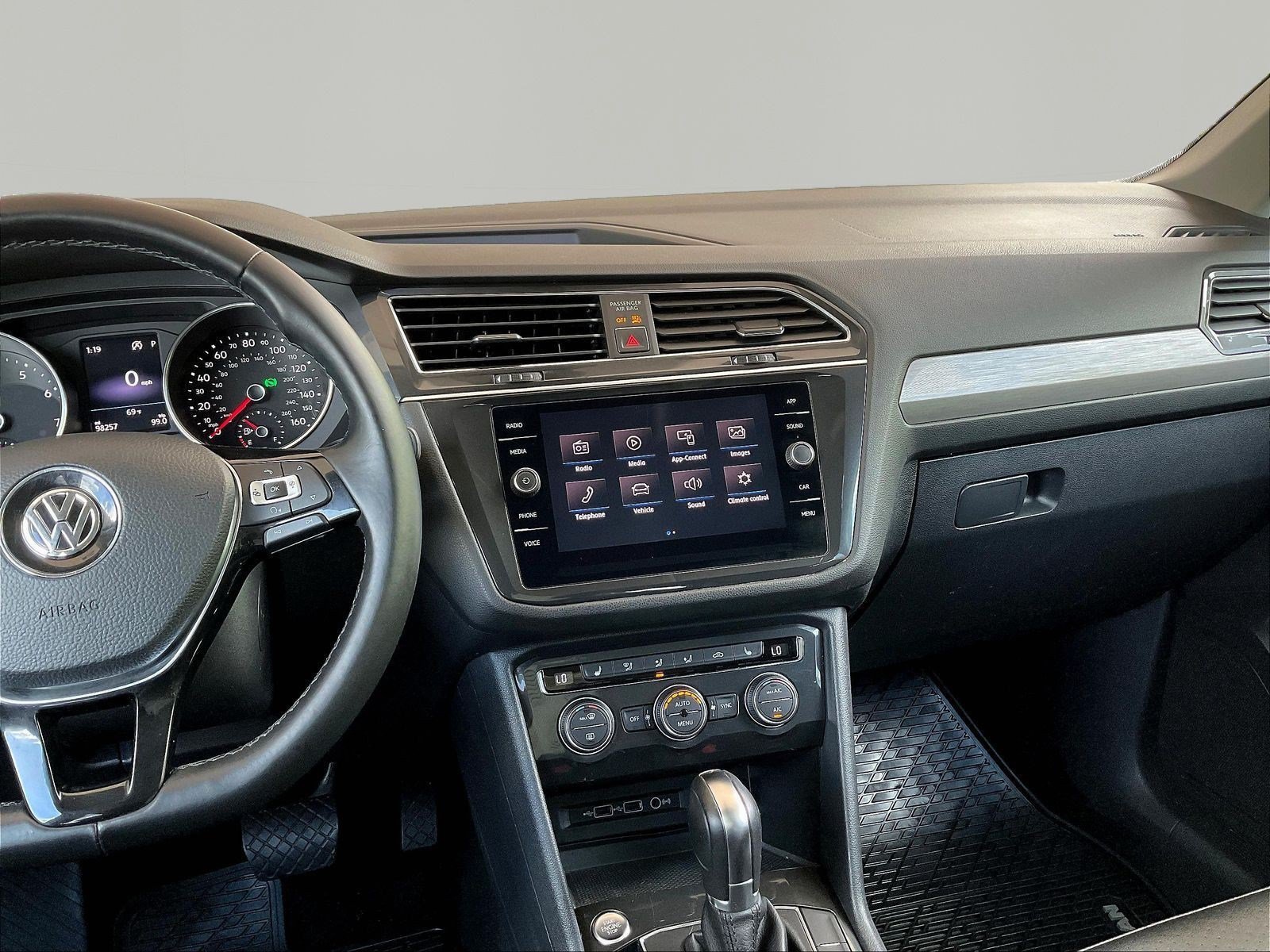 Used 2018 Volkswagen Tiguan SE w/ Panoramic Sunroof Package FWD image 9