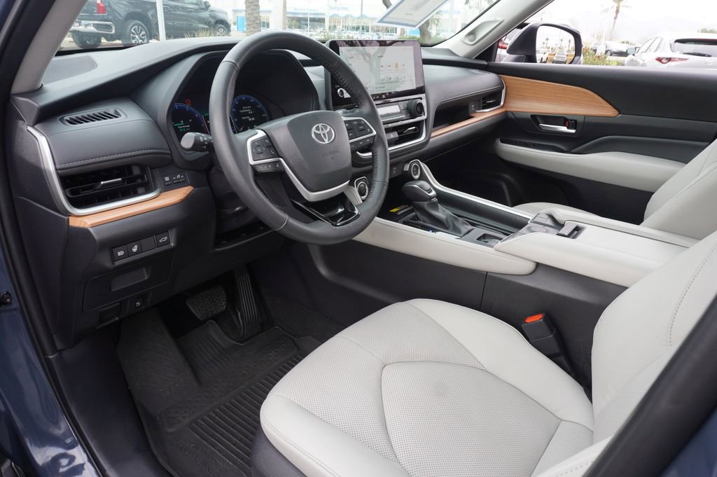 Used 2025 Toyota Grand Highlander FWD image 18