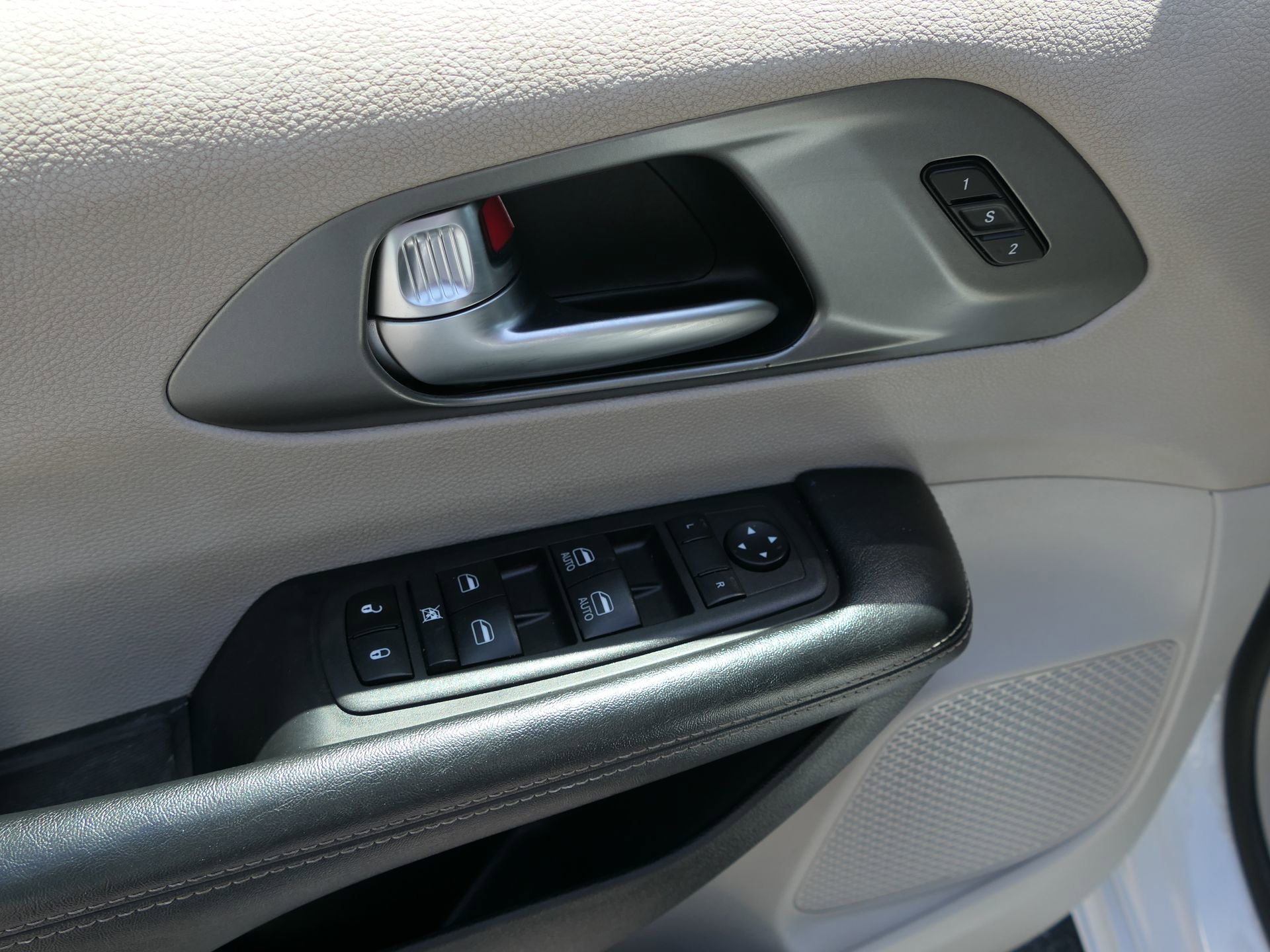 Used 2022 Chrysler Pacifica Touring-L image 14