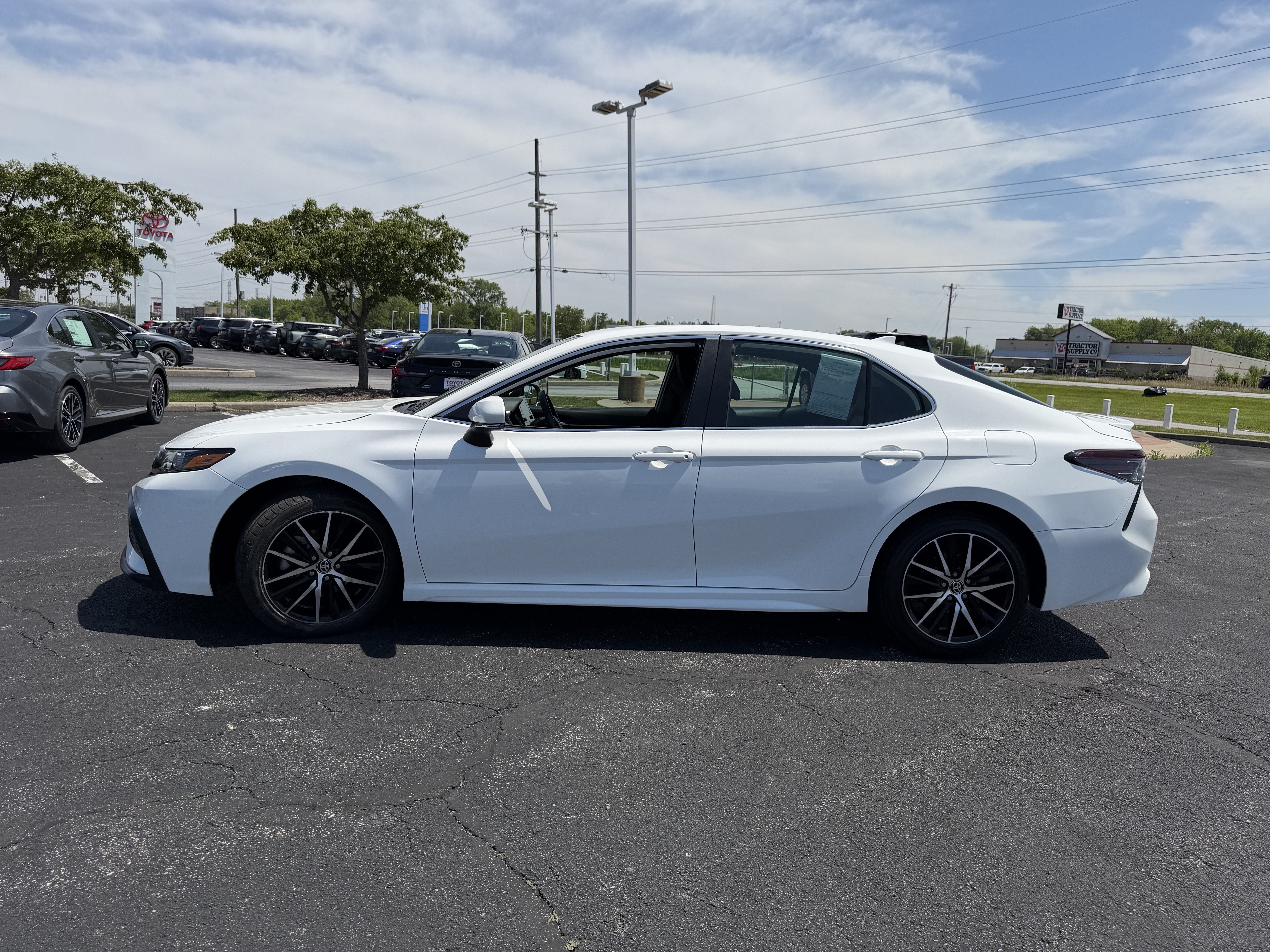 Certified 2023 Toyota Camry SE FWD image 4