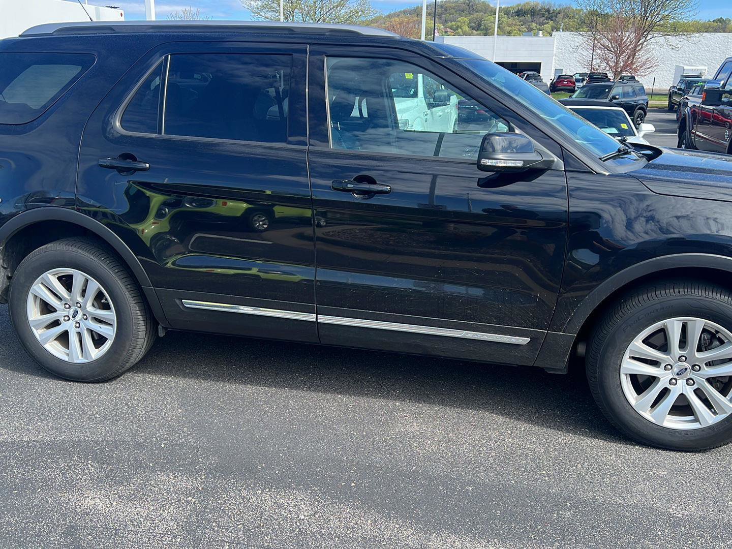 Used 2018 Ford Explorer XLT w/ Equipment Group 202A AWD/4WD image 4