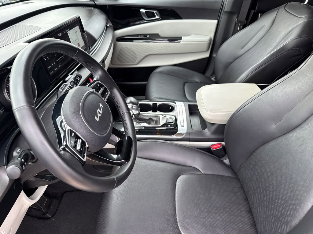 Used 2022 Kia Carnival EX FWD image 19