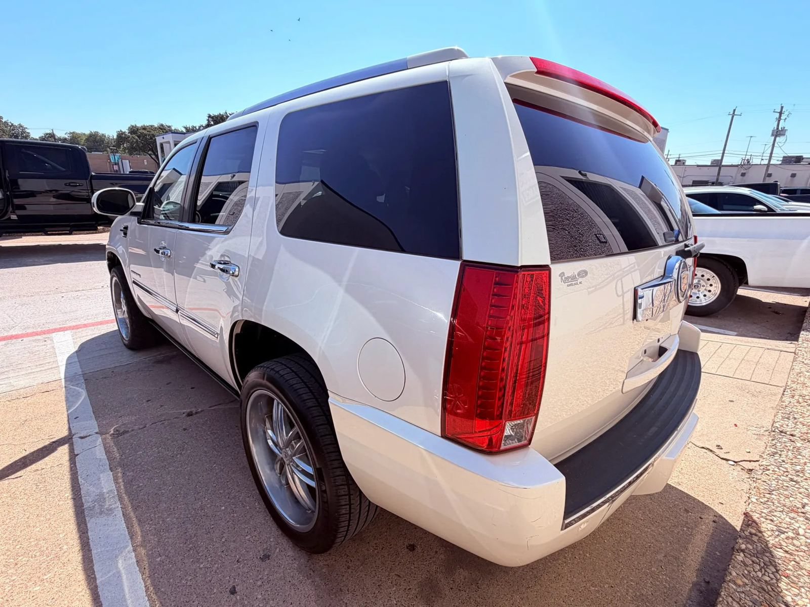 Used 2013 Cadillac Escalade Luxury RWD image 3