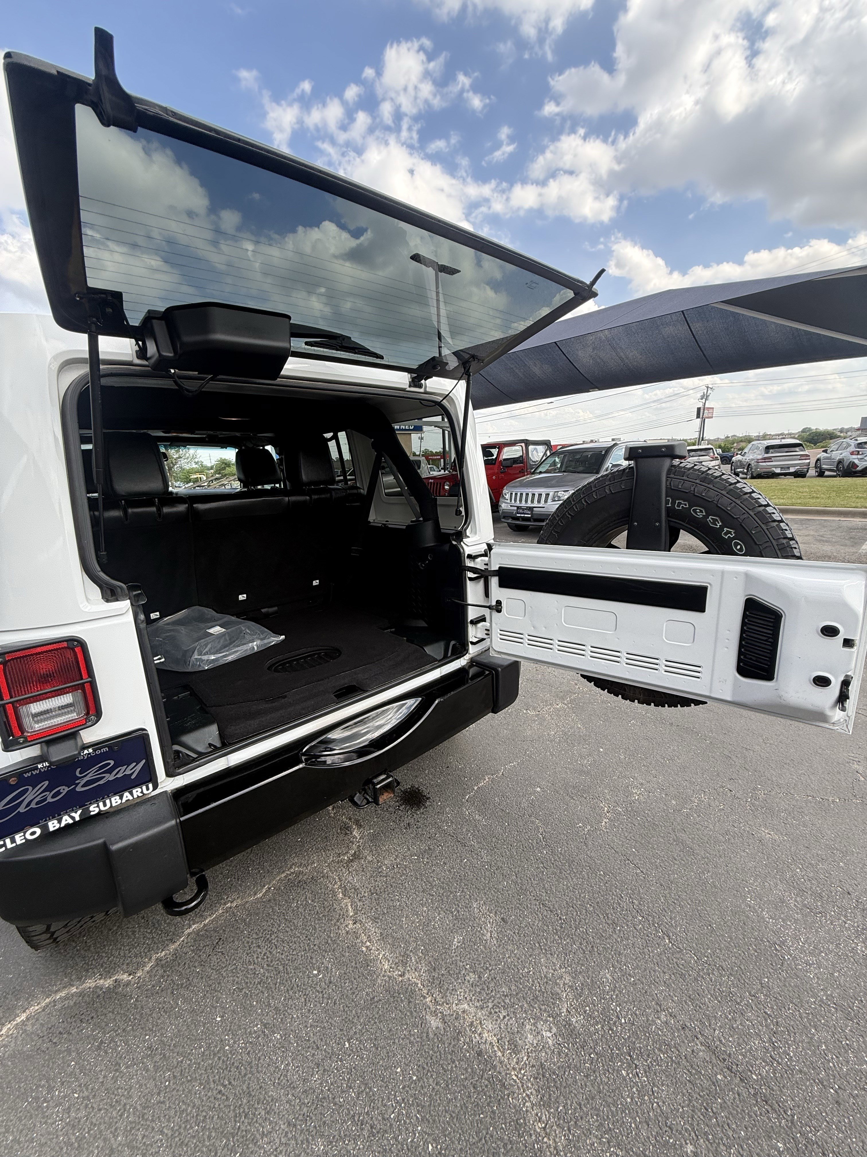 Used 2018 Jeep Wrangler Unlimited Sahara AWD/4WD image 9
