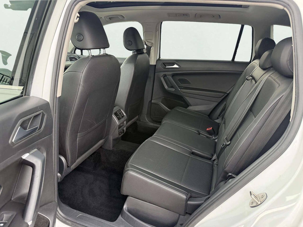 Used 2020 Volkswagen Tiguan SE w/ Panoramic Sunroof Package AWD/4WD image 11