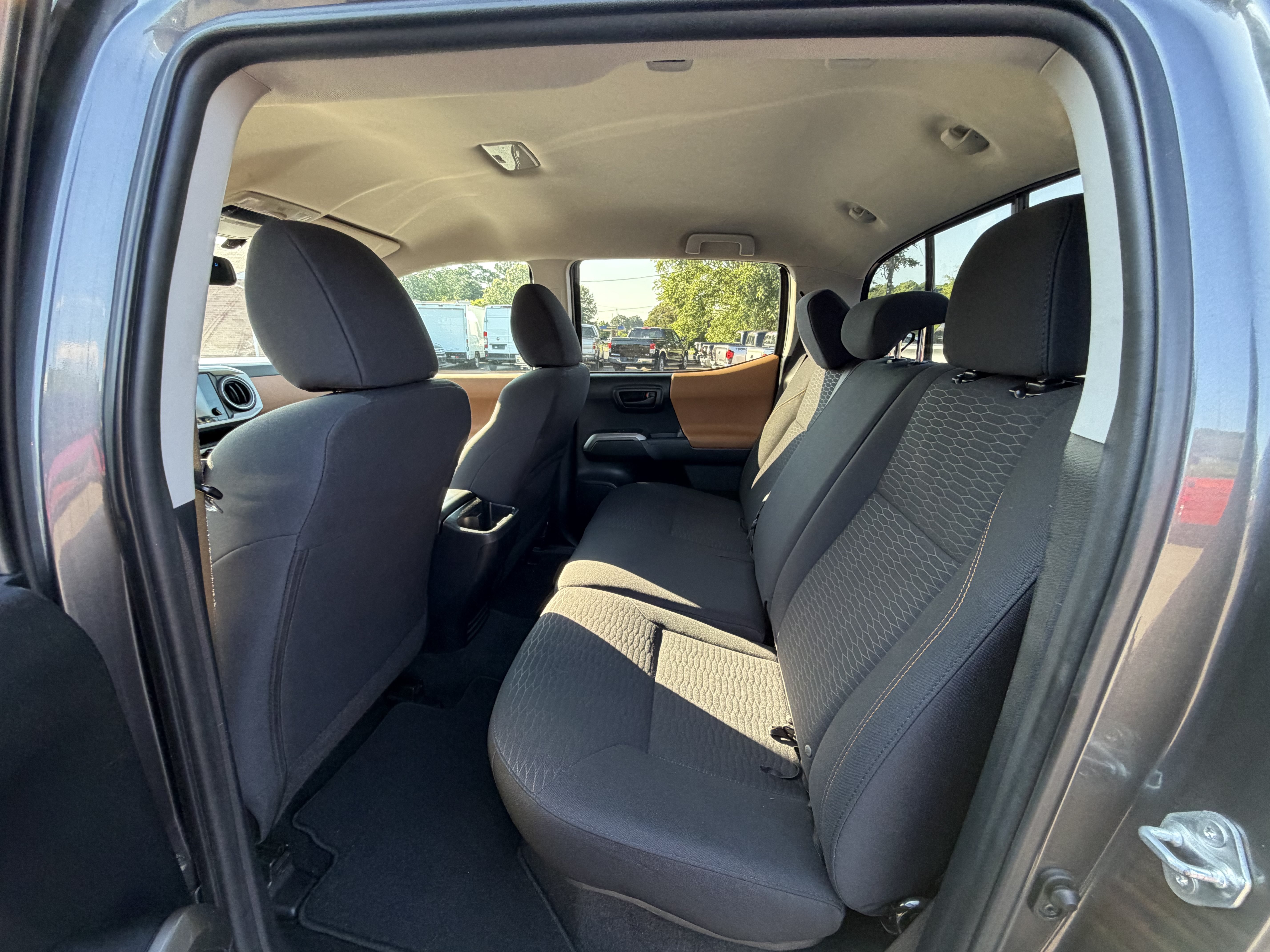 Used 2017 Toyota Tacoma SR5 AWD/4WD image 18