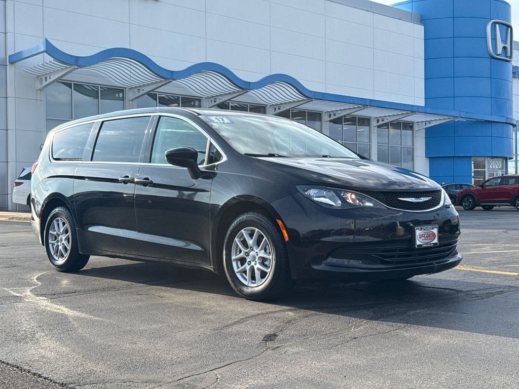 Used 2017 Chrysler Pacifica LX image 3