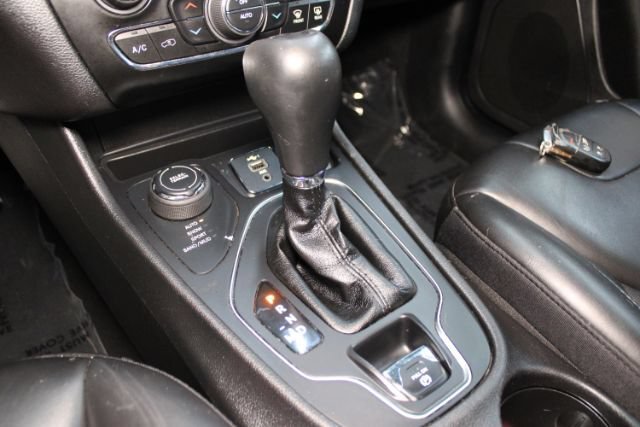 Used 2020 Jeep Cherokee Latitude Plus w/ Comfort/Convenience Group AWD/4WD image 18