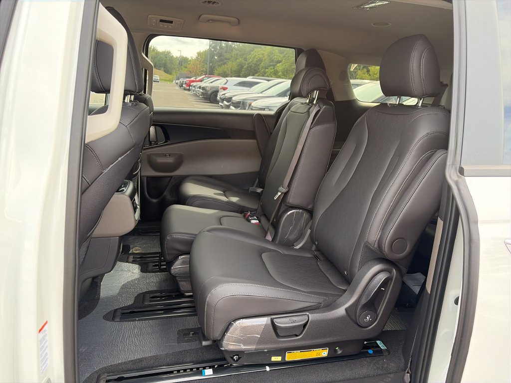 New 2027 Kia Carnival FWD image 23