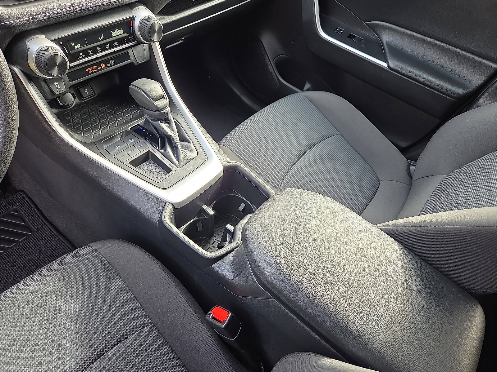 Used 2022 Toyota RAV4 LE image 25