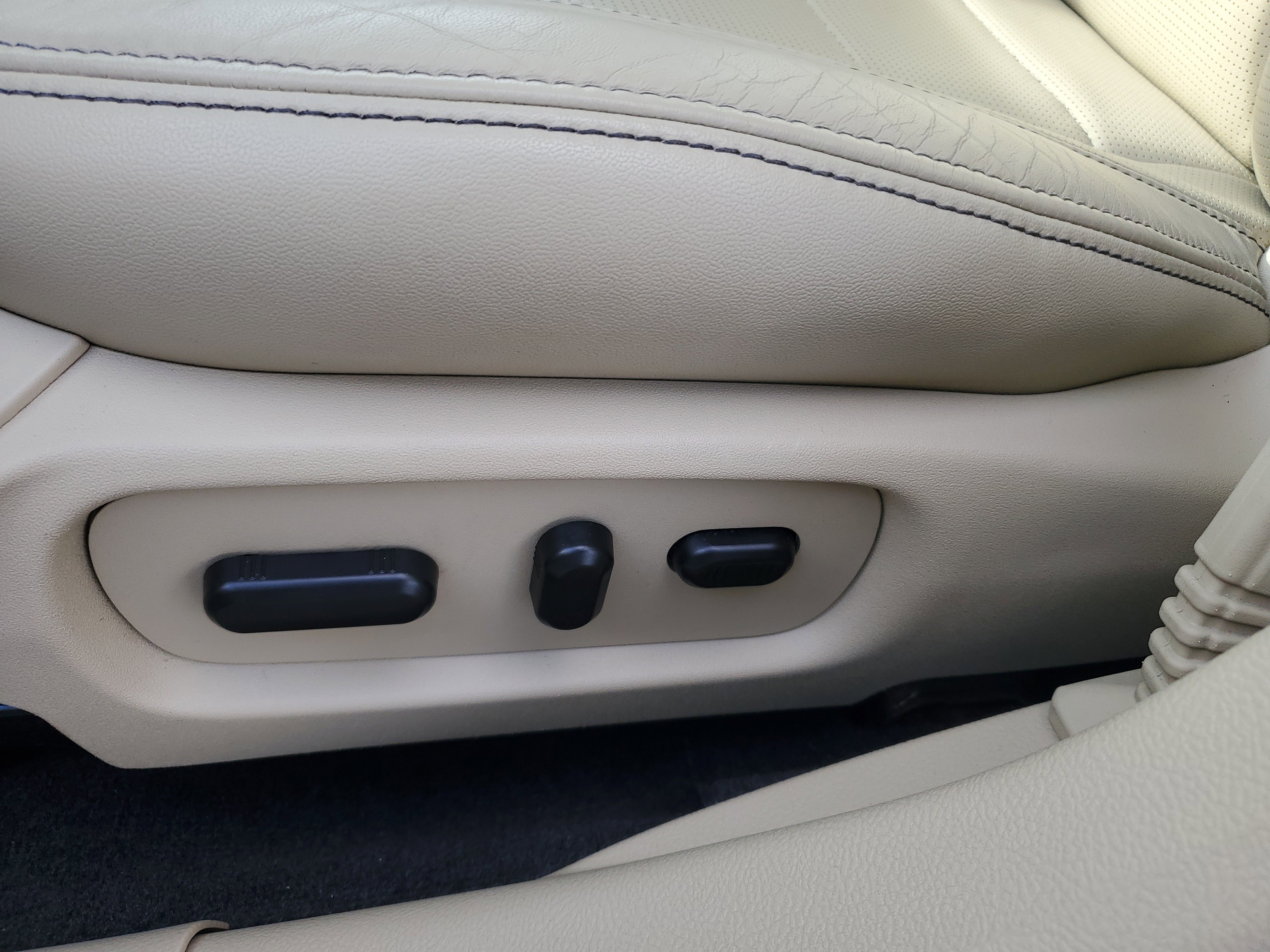 Used 2018 Ford Taurus Limited image 14