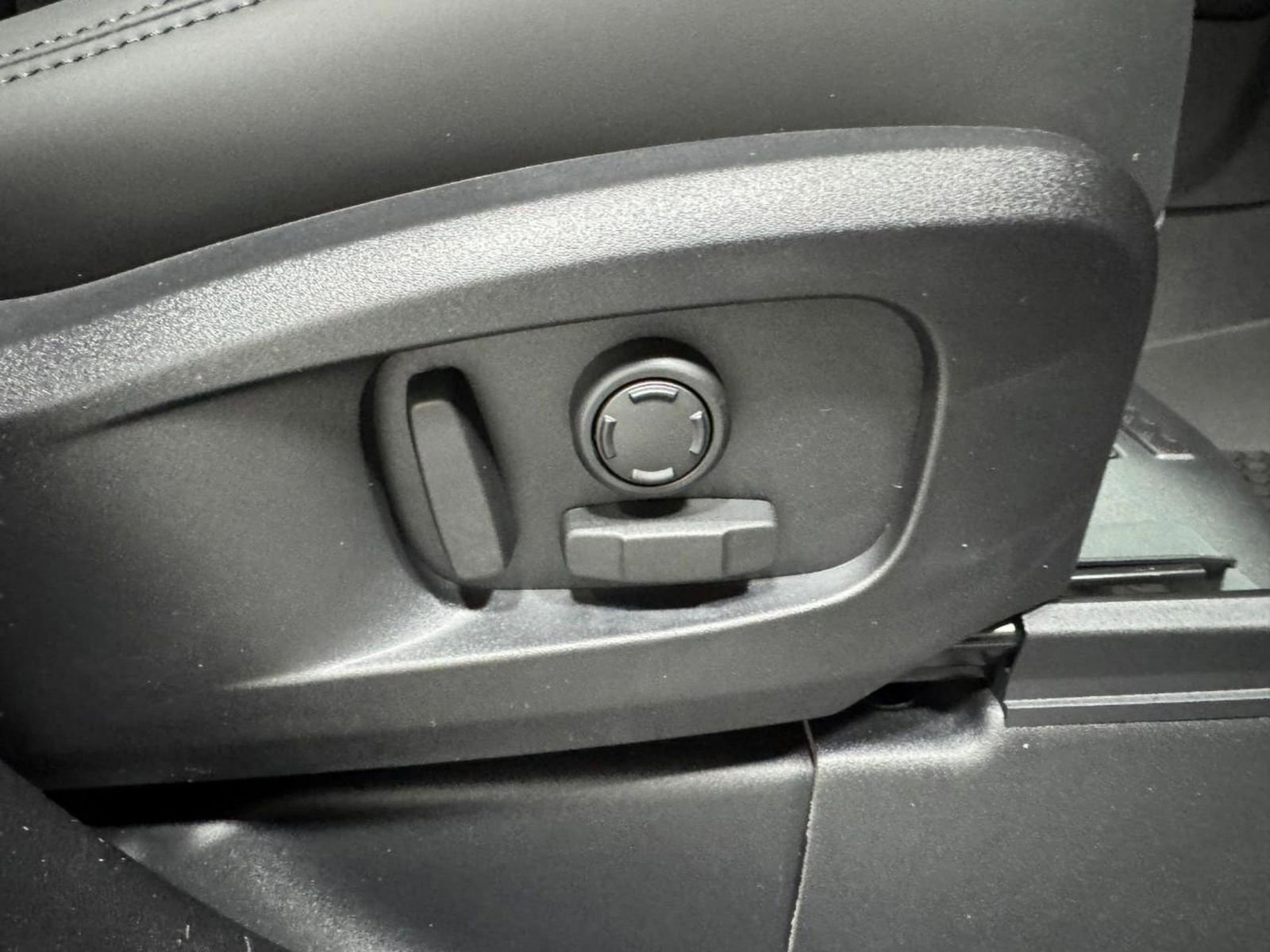 New 2026 Land Rover Defender 110 S image 20