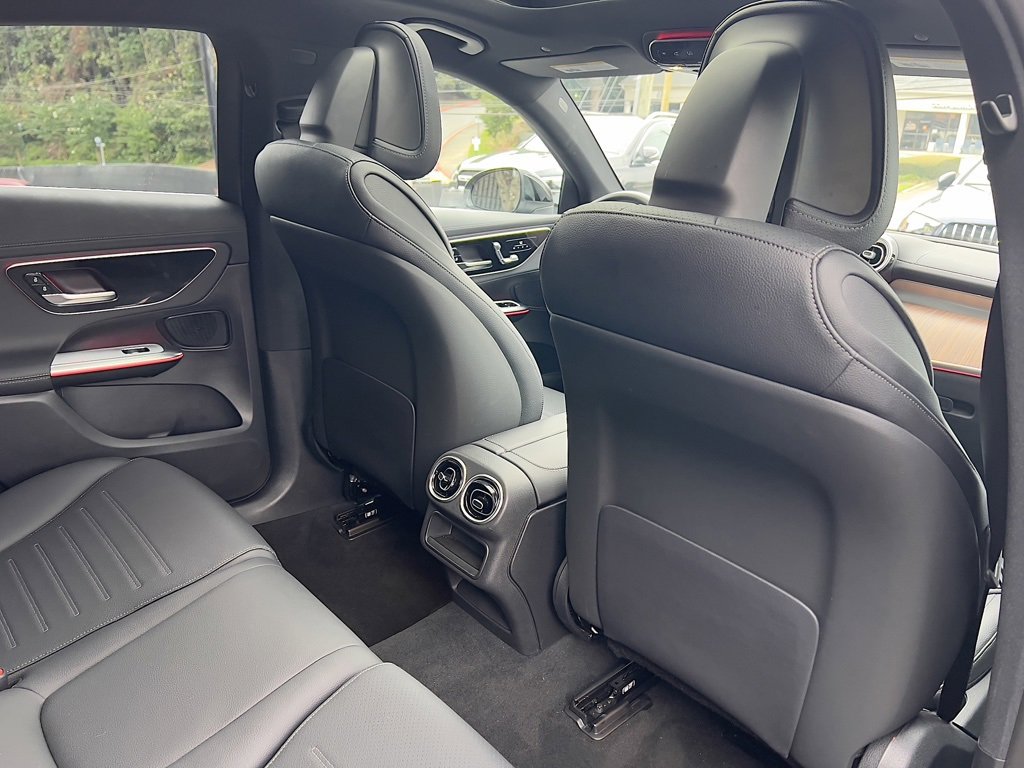 Used 2025 Mercedes-Benz GLC 300 4MATIC w/ AMG Line image 32