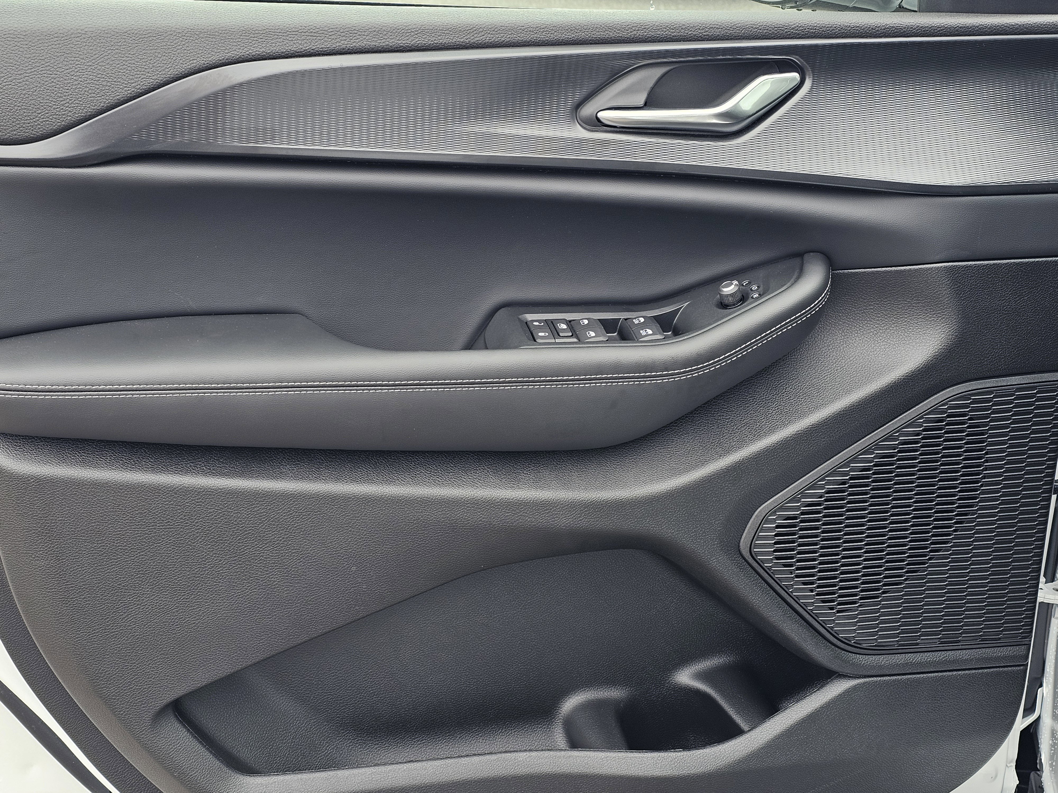 New 2025 Jeep Grand Cherokee Altitude image 13