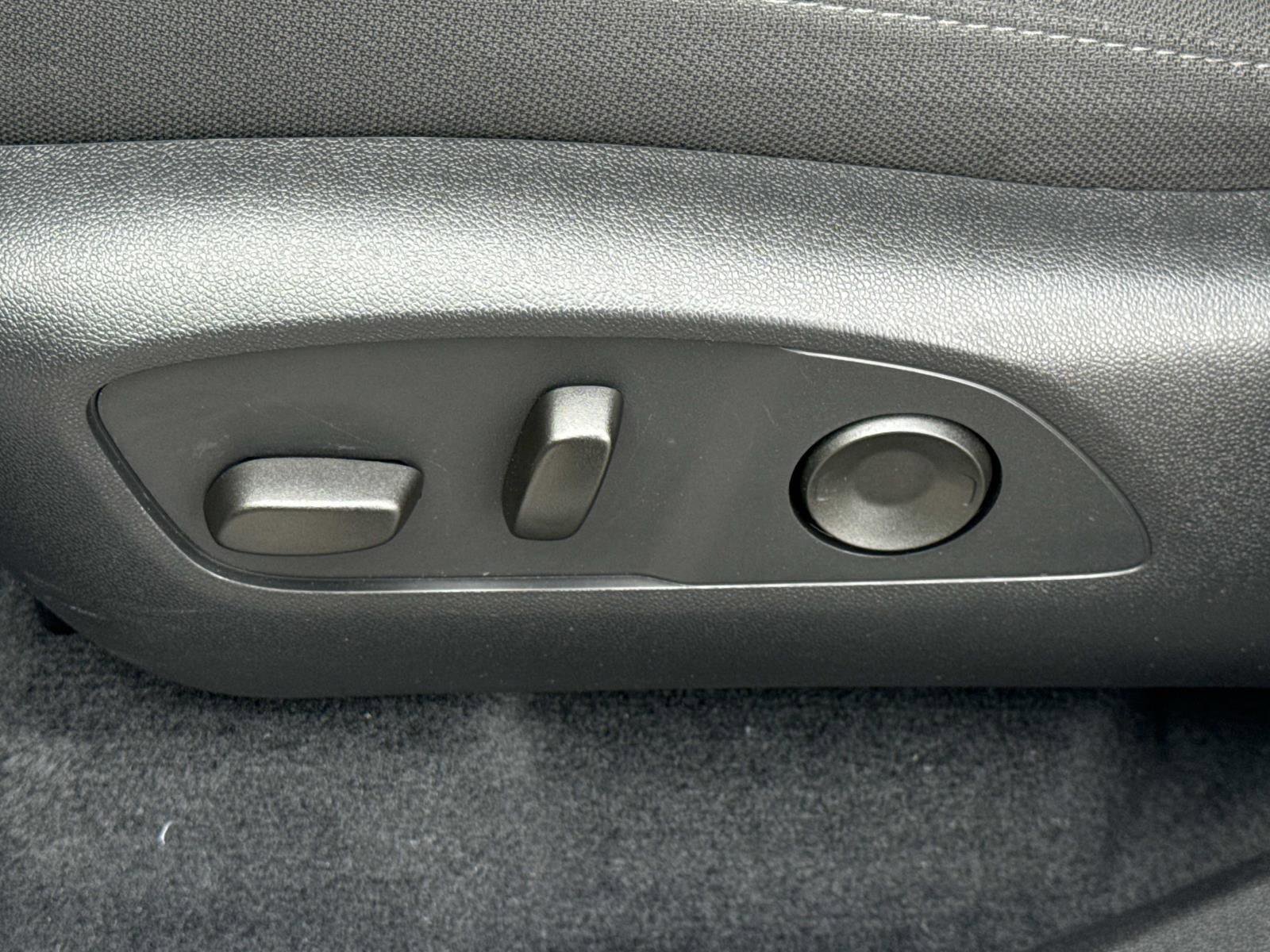 Used 2025 GMC Acadia Elevation image 15