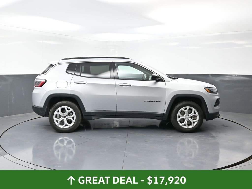 Used 2024 Jeep Compass Latitude image 2