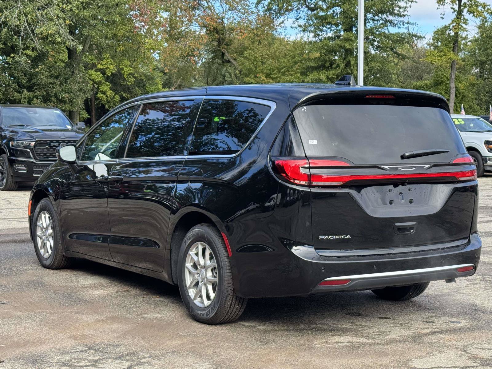 Used 2027 Chrysler Pacifica Select w/ Family Tech Group FWD image 4
