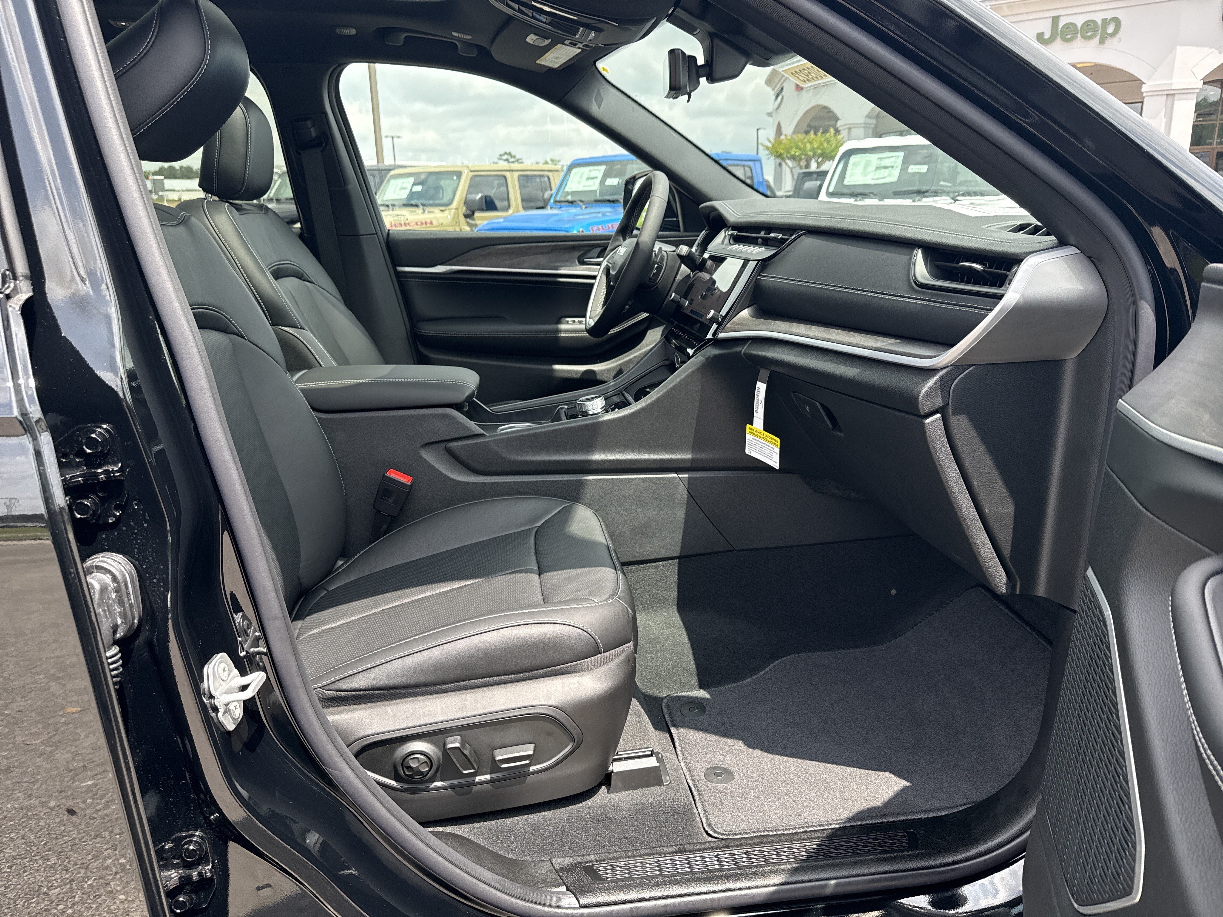 New 2026 Jeep Grand Cherokee Limited AWD/4WD image 13