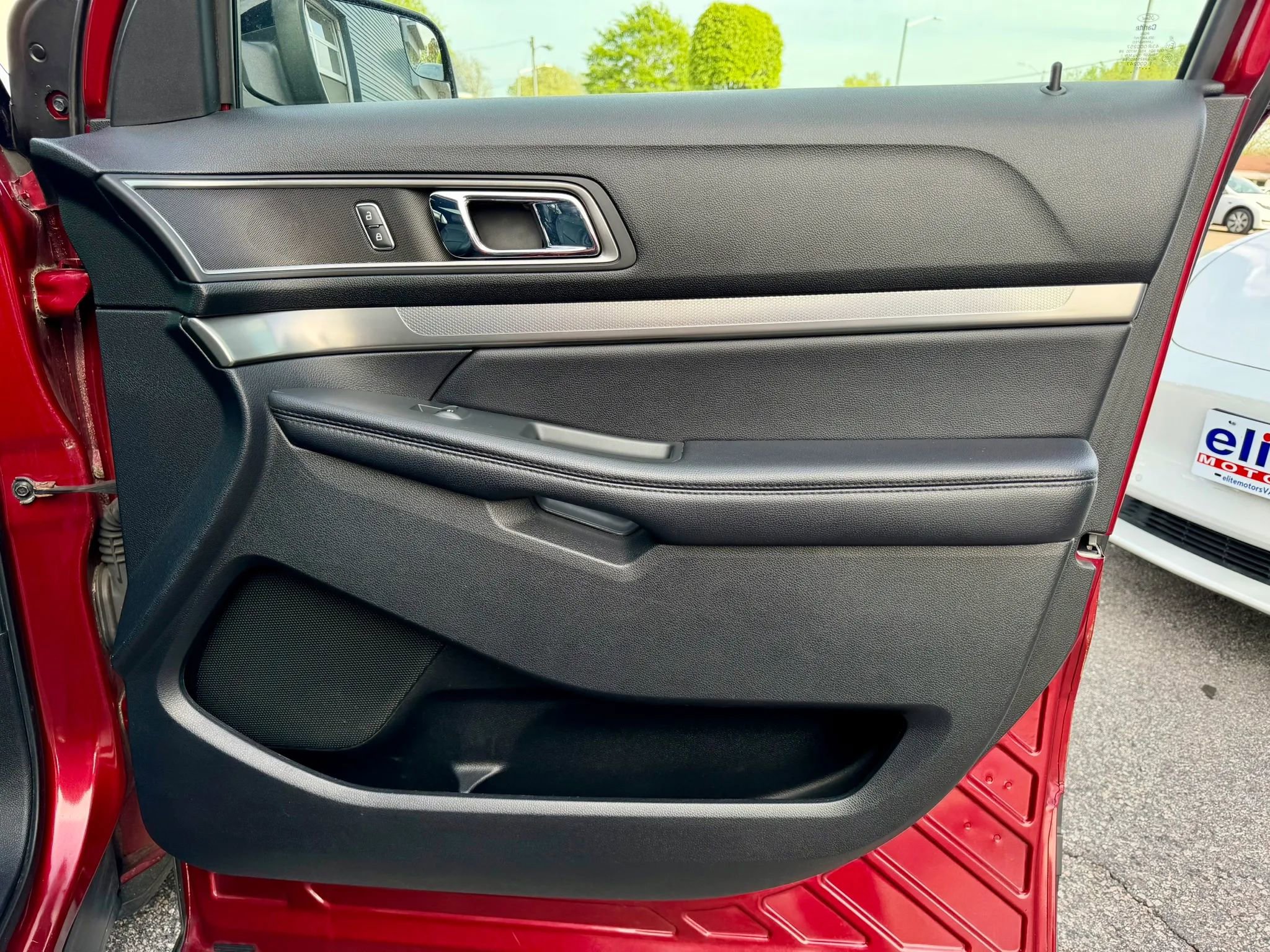 Used 2018 Ford Explorer XLT w/ Equipment Group 202A AWD/4WD image 40