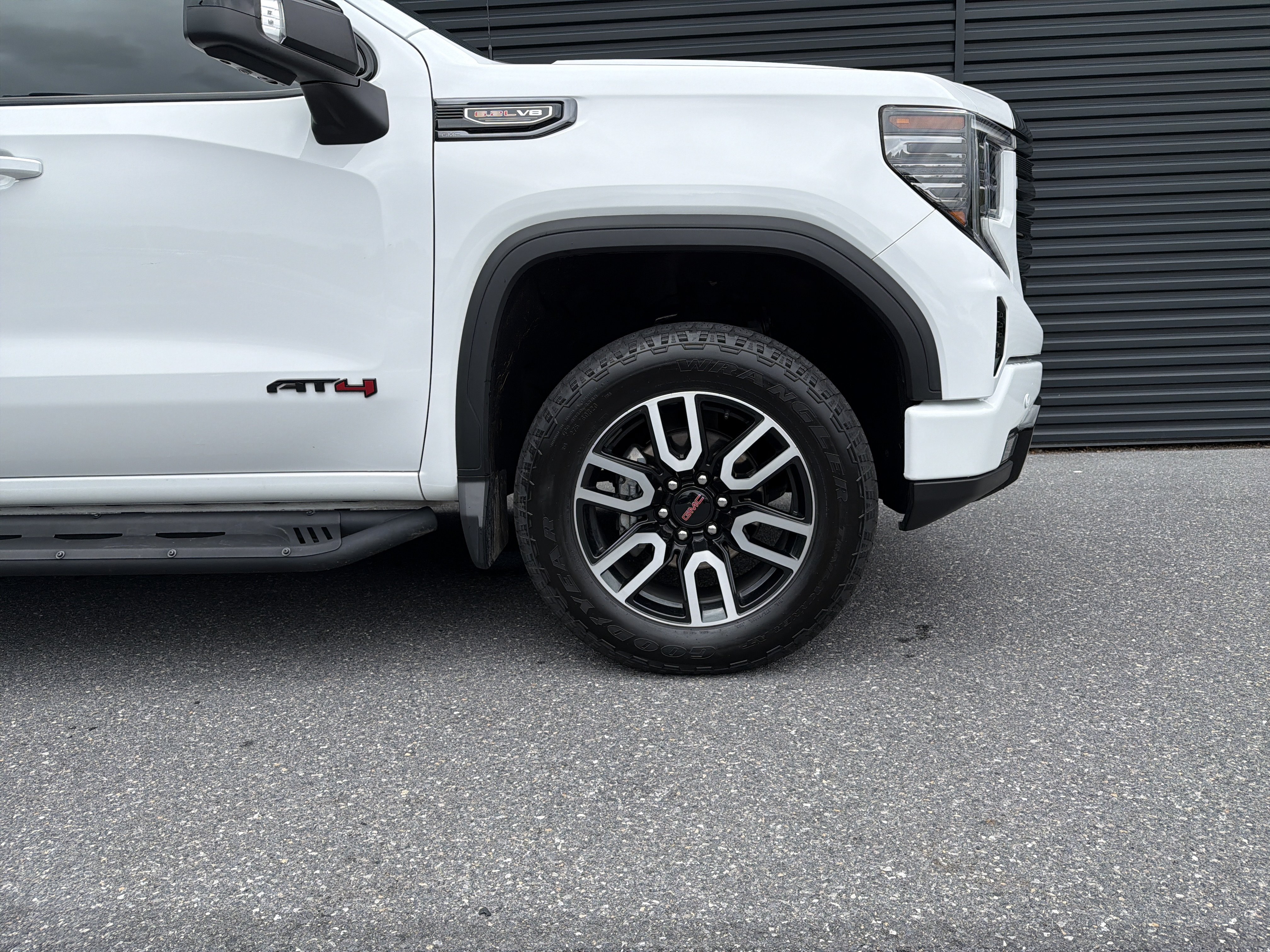 Used 2024 GMC Sierra 1500 AT4 w/ Technology Package AWD/4WD image 9