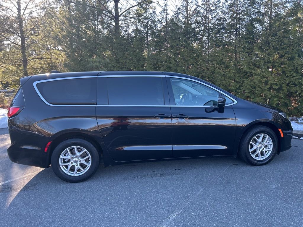 Used 2024 Chrysler Pacifica Touring-L image 29