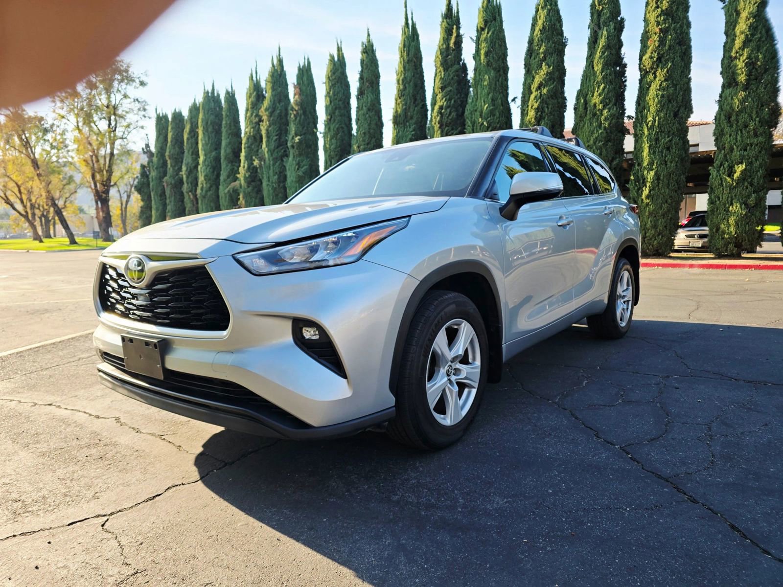 Used 2020 Toyota Highlander LE FWD image 3