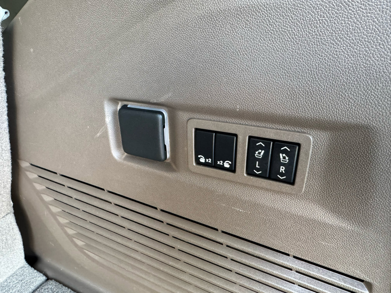 Used 2021 GMC Yukon Denali w/ Denali Ultimate Package image 17