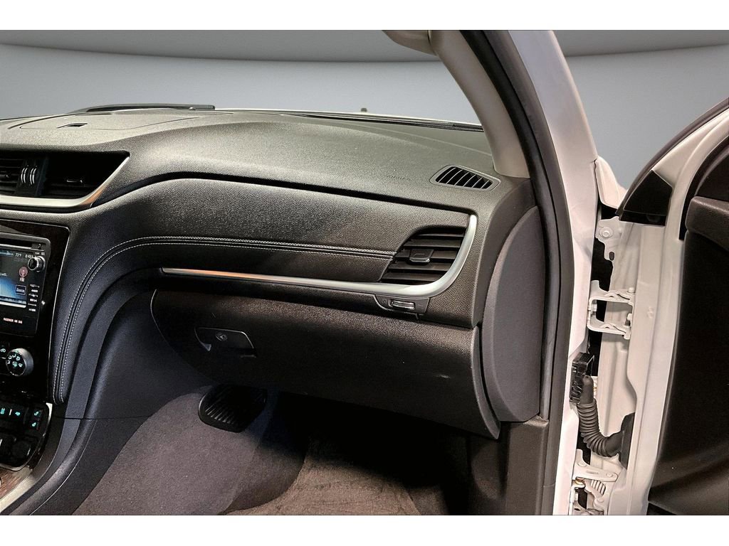 Used 2017 Chevrolet Traverse LT w/ Style and Technology Package FWD image 18