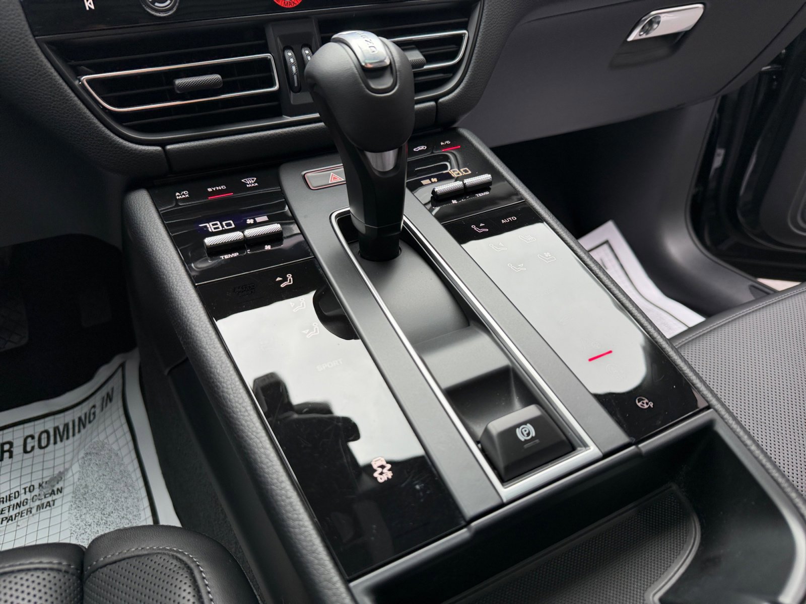 Certified 2025 Porsche Macan AWD/4WD image 22