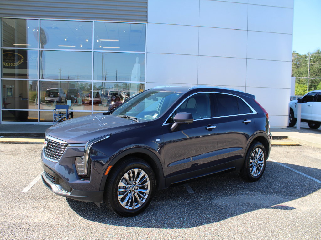 Used 2025 Cadillac XT4 Premium Luxury AWD/4WD image 2