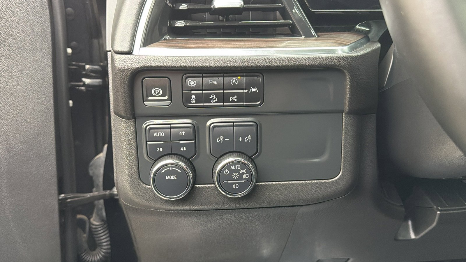 Used 2025 Chevrolet Tahoe Z71 w/ Comfort Package image 25