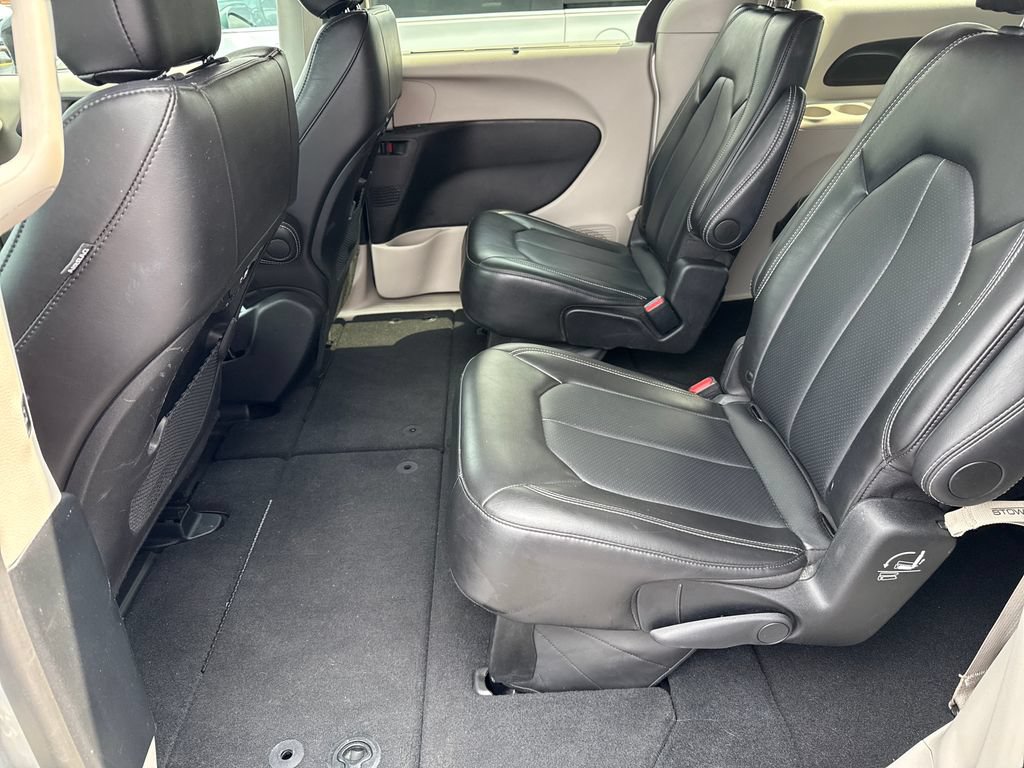 Used 2024 Chrysler Pacifica Touring-L FWD image 18
